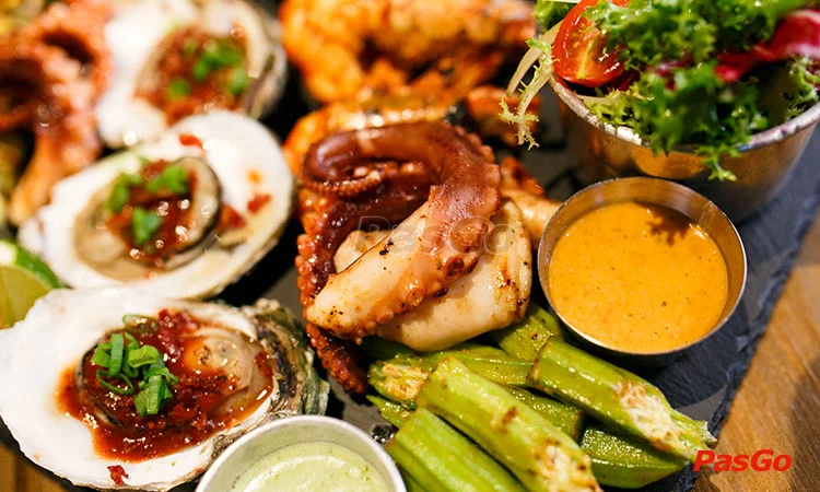 nha-hang-hun-khoi-bbq-13-pasteur-khong-gian-anh-1
