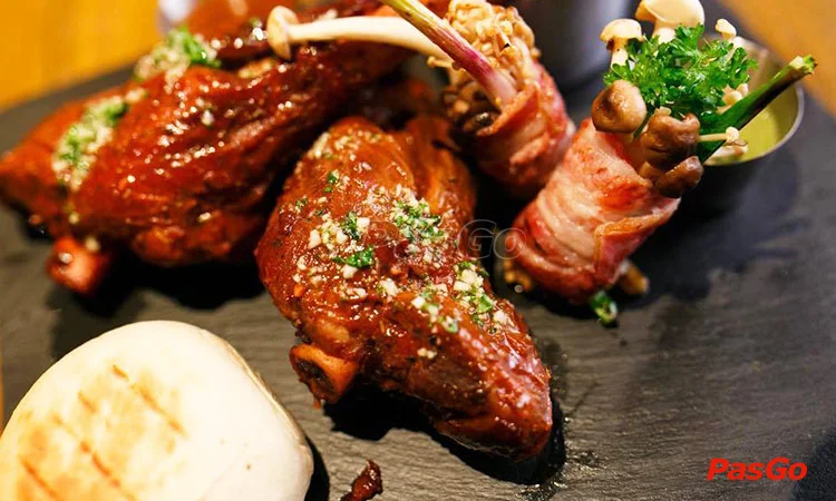 nha-hang-hun-khoi-bbq-13-pasteur-khong-gian-anh-2