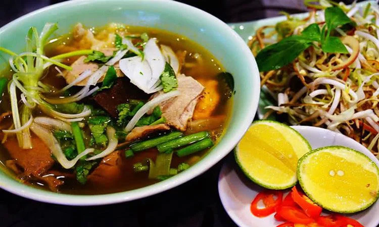 nha-hang-mon-hue-trang-thi-slide-4