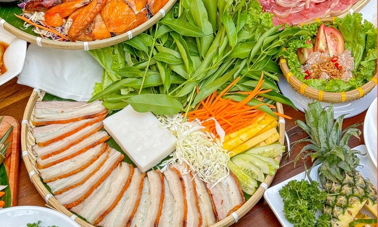 nha-hang-banh-trang-an-vu-thoai-ngoc-hau-0