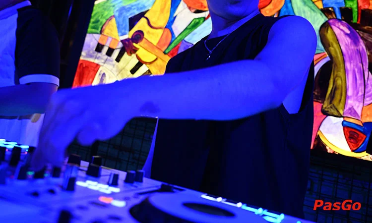 qqq88 X Club & Lounge Trần Bình không gian náo nhiệt sau giờ làm 9