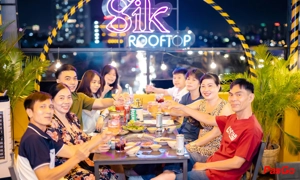 nha-hang-sik-dak-fook-an-duoc-phuc-vuon-bia-san-thuong-1